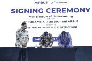 PT Pertamina bekerja sama dengan Airbus untuk menjajaki peluang pengembangan ekosistem bahan bakar penerbangan berkelanjutan. Foto: Pertamina