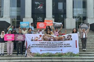 Masyarakat Sipil mengajukan pengujian formil UU KSDAHE ke MK. Foto: Walhi