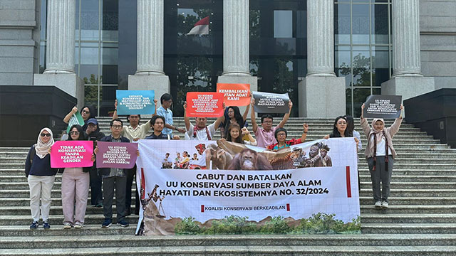 Masyarakat Sipil mengajukan pengujian formil UU KSDAHE ke MK. Foto: Walhi