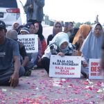 Warga Pulau Rempang menggelar kegiatan tabur bunga, orasi, dan atraksi budaya untuk memperingati setahun tragedi penggusuran paksa. Foto: Walhi