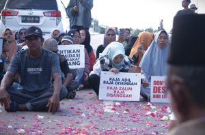 Warga Pulau Rempang menggelar kegiatan tabur bunga, orasi, dan atraksi budaya untuk memperingati setahun tragedi penggusuran paksa. Foto: Walhi