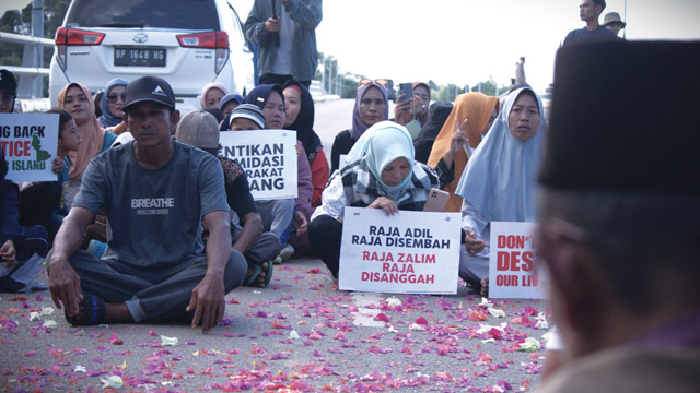 Warga Pulau Rempang menggelar kegiatan tabur bunga, orasi, dan atraksi budaya untuk memperingati setahun tragedi penggusuran paksa. Foto: Walhi