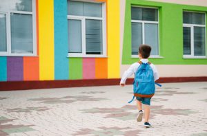 Waspadai paparan timbal pada anak dari cat warna-warni di sekolah. Foto: Freepik