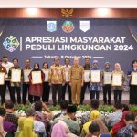 Pemberin anugerah bagi masyarakat yang melestarikan lingkungan. Foto: DLH DKI
