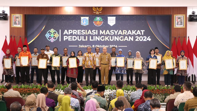 Pemberin anugerah bagi masyarakat yang melestarikan lingkungan. Foto: DLH DKI