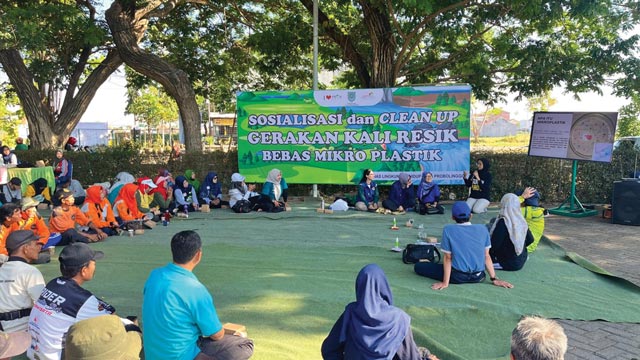 DLH Kota Probolinggo mengungkap kondisi pencemaran Sungai Umbul ke warga. Foto: Ecoton