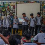 Ecoton mengajak pelajar SMA di Sidoarjo mengenal ekosistem sungai. Foto: Ecoton