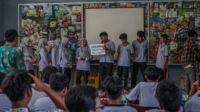 Ecoton mengajak pelajar SMA di Sidoarjo mengenal ekosistem sungai. Foto: Ecoton