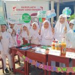 SDIT Yaa Bunayya melakukan gerakan bebas sampah dalam rangka Hari Santri. Foto: Ecoton