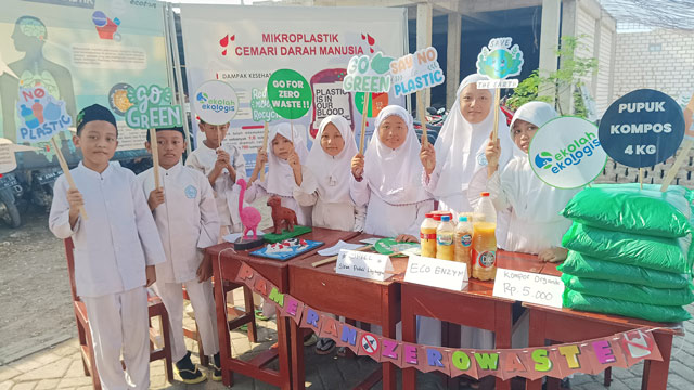 SDIT Yaa Bunayya melakukan gerakan bebas sampah dalam rangka Hari Santri. Foto: Ecoton