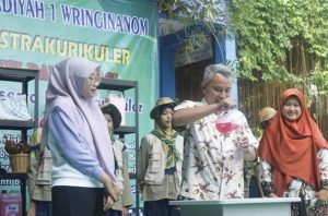 SD Muhammadiyah 1 Wringinanom Gresik membuka toko refill. Foto: Ecoton