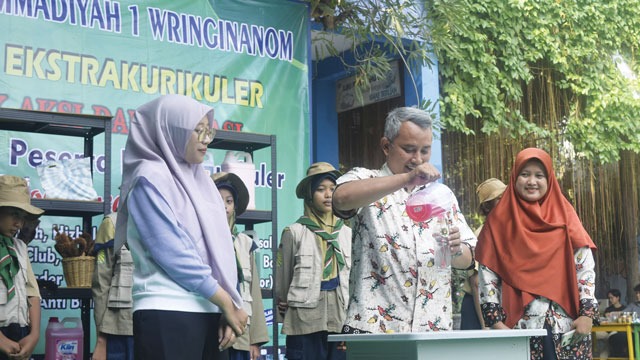 SD Muhammadiyah 1 Wringinanom Gresik membuka toko refill. Foto: Ecoton