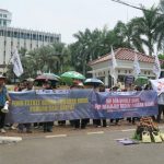 Sejumlah organisasi masyarakat sipil melakukan aksi simbolik yang menggambarkan kegagalan Proyek Strategis Nasional (PSN) Food Estate. Foto: Walhi