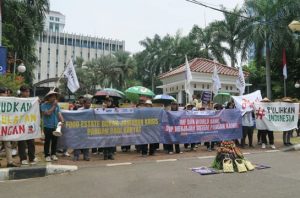 Sejumlah organisasi masyarakat sipil melakukan aksi simbolik yang menggambarkan kegagalan Proyek Strategis Nasional (PSN) Food Estate. Foto: Walhi