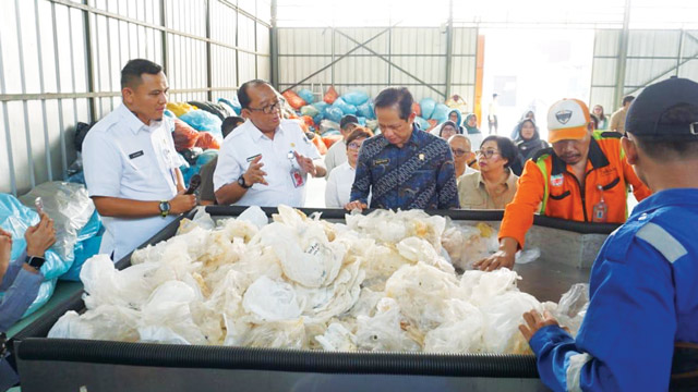 Menteri Lingkungan Hidup Hanif Faisol Nurofiq mengunjungi Jakarta Recycle Center (JRC) di Pesanggrahan, Jakarta Selatan. Foto: DLH DKI Jakarta