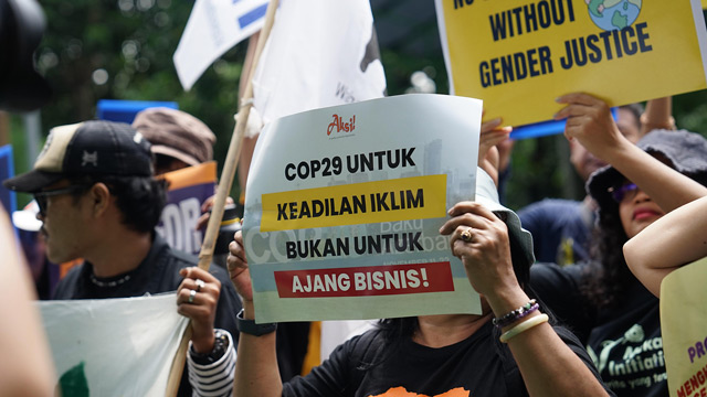 ARUKI menggelar aksi di KLH untuk menyuarakan tuntutan keadilan iklim. Foto: Walhi Nasional