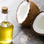 Periset BRIN mengembangkan minyak kelapa jadi bahan bakar pesawat. Foto: Freepik