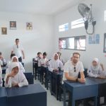 Renovasi dua sekolah di Surabaya menggunakan bahan daur ulang sampah plastik. Foto: Happy Hearts Indonesia