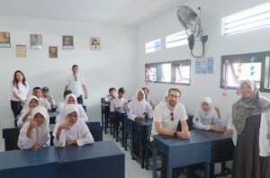 Renovasi dua sekolah di Surabaya menggunakan bahan daur ulang sampah plastik. Foto: Happy Hearts Indonesia