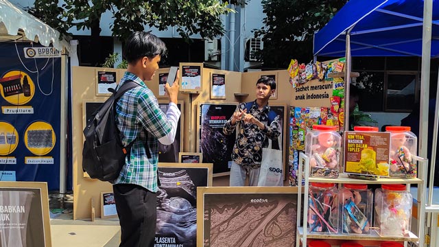 Ecoton membongkar bahaya mikroplastik dalam tubuh manusia. Foto: Ecoton