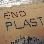 Ratusan aktivis unjuk rasa mendesak pemimpin dunia untuk mengakhiri polusi plastik. Foto: Friends of the Earth International