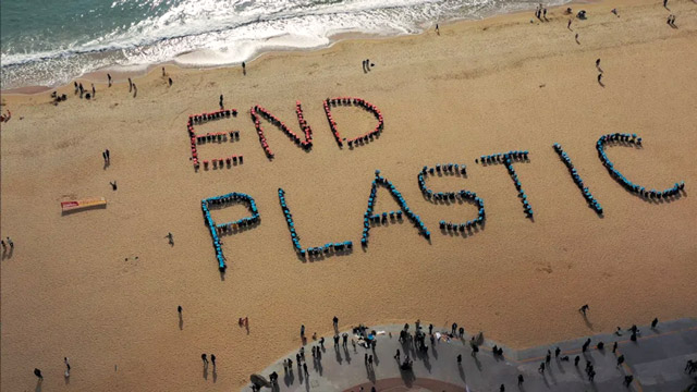 Ratusan aktivis unjuk rasa mendesak pemimpin dunia untuk mengakhiri polusi plastik. Foto: Friends of the Earth International