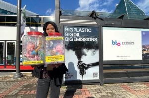 Aktivis cilik Aeshnina memamerkan replika bayi terlilit plastik di INC-5. Foto: Ecoton
