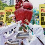 Ecoton menggelar aksi Operasi Plastik di Surabaya. Foto: Ecoton