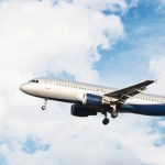 Opsigo membuat sistem perhitungan jejak emisi perjalanan udara. Foto: Freepik