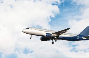 Opsigo membuat sistem perhitungan jejak emisi perjalanan udara. Foto: Freepik