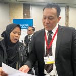 Aeshnina Azzahra meminta Wamen LH Diaz Faisal Malik memantau pabrik daur ulang kertas. Foto: River Warrior