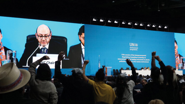 Polusi plastik tak akan bisa teratasi tanpa pembatasan produksi. Foto: AZWI