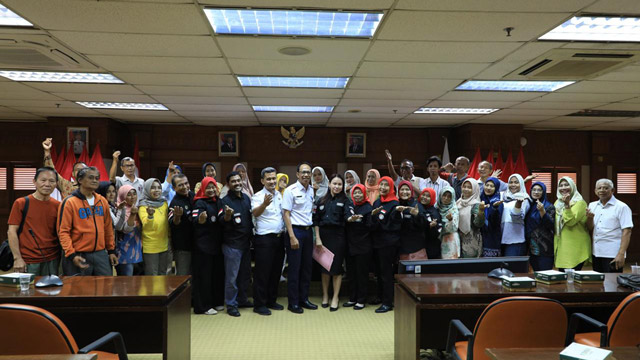 DLH DKI Jakarta mengajak warga DKI untuk menjadi nasabah bank sampah. Foto: DLH DKI Jakarta