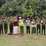 Sekelompok anak muda di Riau menanam pohon langka di Tahura Syarif Hasyim. Foto: Belantara Foundation