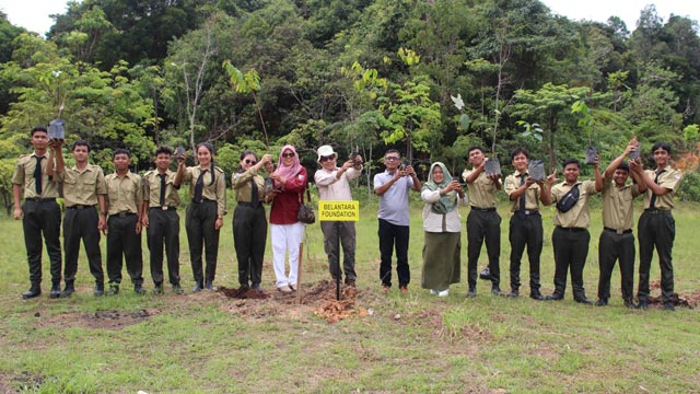 Sekelompok anak muda di Riau menanam pohon langka di Tahura Syarif Hasyim. Foto: Belantara Foundation