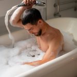 Ilustrasi mandi setelah makan. Foto: Freepik