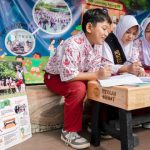 PT Nestlé Indonesia mendistribusikan 5.000 bangku daur ulang plastik ke 500 SD. Foto: PT Nestlé Indonesia