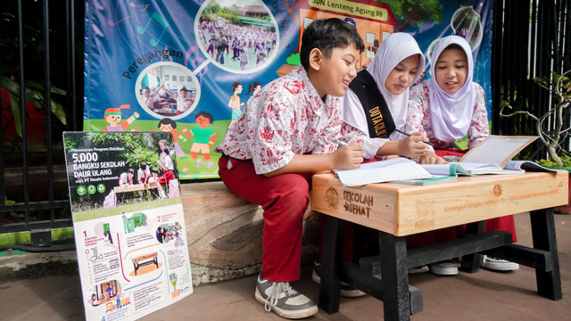 PT Nestlé Indonesia mendistribusikan 5.000 bangku daur ulang plastik ke 500 SD. Foto: PT Nestlé Indonesia