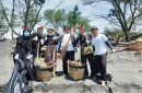 Aksi bersih-bersih sampah di Pantai Baru, Yogyakarta. Foto: Berita UGM