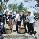 Aksi bersih-bersih sampah di Pantai Baru, Yogyakarta. Foto: Berita UGM
