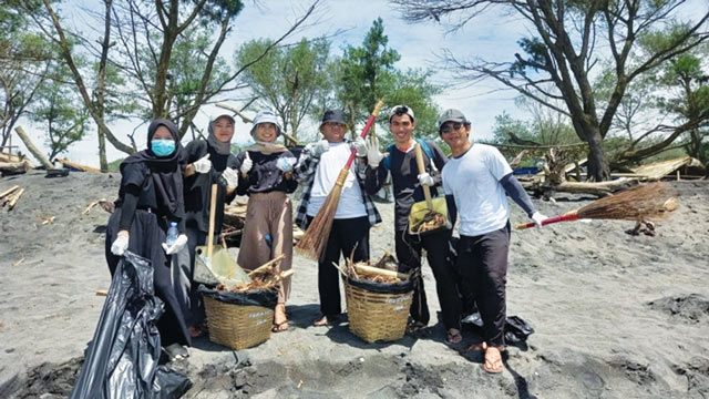 Aksi bersih-bersih sampah di Pantai Baru, Yogyakarta. Foto: Berita UGM