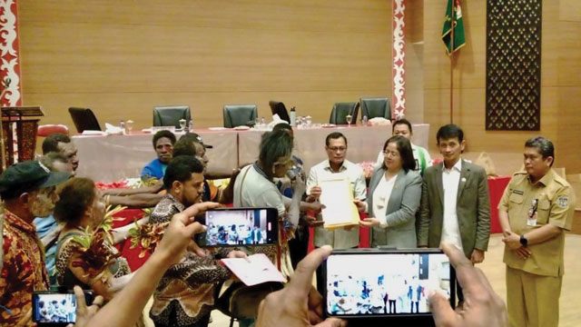 Puluhan masyarakat adat Merauke menolak PSN cetak sawah. Foto: Pusaka