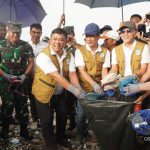 Ribuan peserta gotong royong dalam aksi bersih sampah laut di Pantai Kuta Bali. Foto: Greeners.co