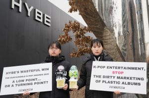 Kpop4Planet menuntut HYBE, salah satu perusahaan hiburan terbesar di Korea Selatan untuk memimpin perubahan industri K-pop ramah lingkungan. Foto: Kpop4Planet