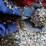 Pengusaha muda di Nepal mengaspal jalan dari sampah plastik. Foto: Techxplore