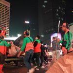 Petugas kebersihan membersihkan sampah perayaan Tahun Baru 2025. Foto: DLH DKI Jakarta