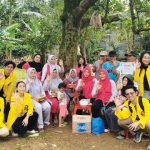 Sobat Bumi UI mengajak warga Depok memungut dan memilah sampah. Foto: Berita UI