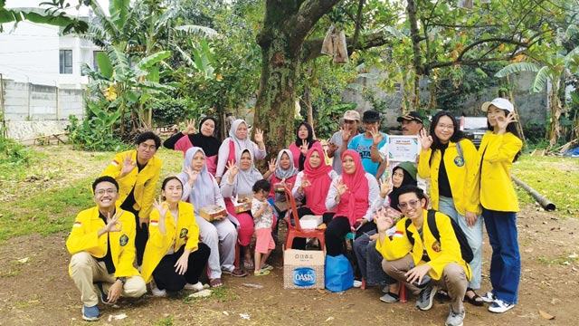 Sobat Bumi UI mengajak warga Depok memungut dan memilah sampah. Foto: Berita UI