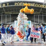 Ecoton membawa keran plastik di CFD Gresik untuk ingatkan bahaya sampah plastik. Foto: Ecoton