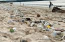 Hamparan sampah plastik penuhi Pantai Kedonganan Bali. Foto: Dini Jembar Wardani